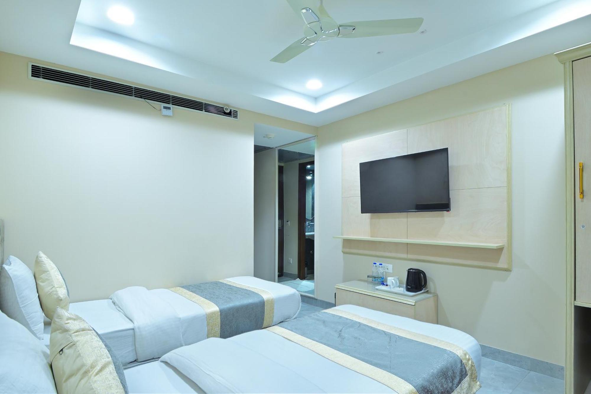 Hotel Sapphire House - 3 Mins Walk From Metro And 5 Mins From Rail Station New Delhi Eksteriør billede