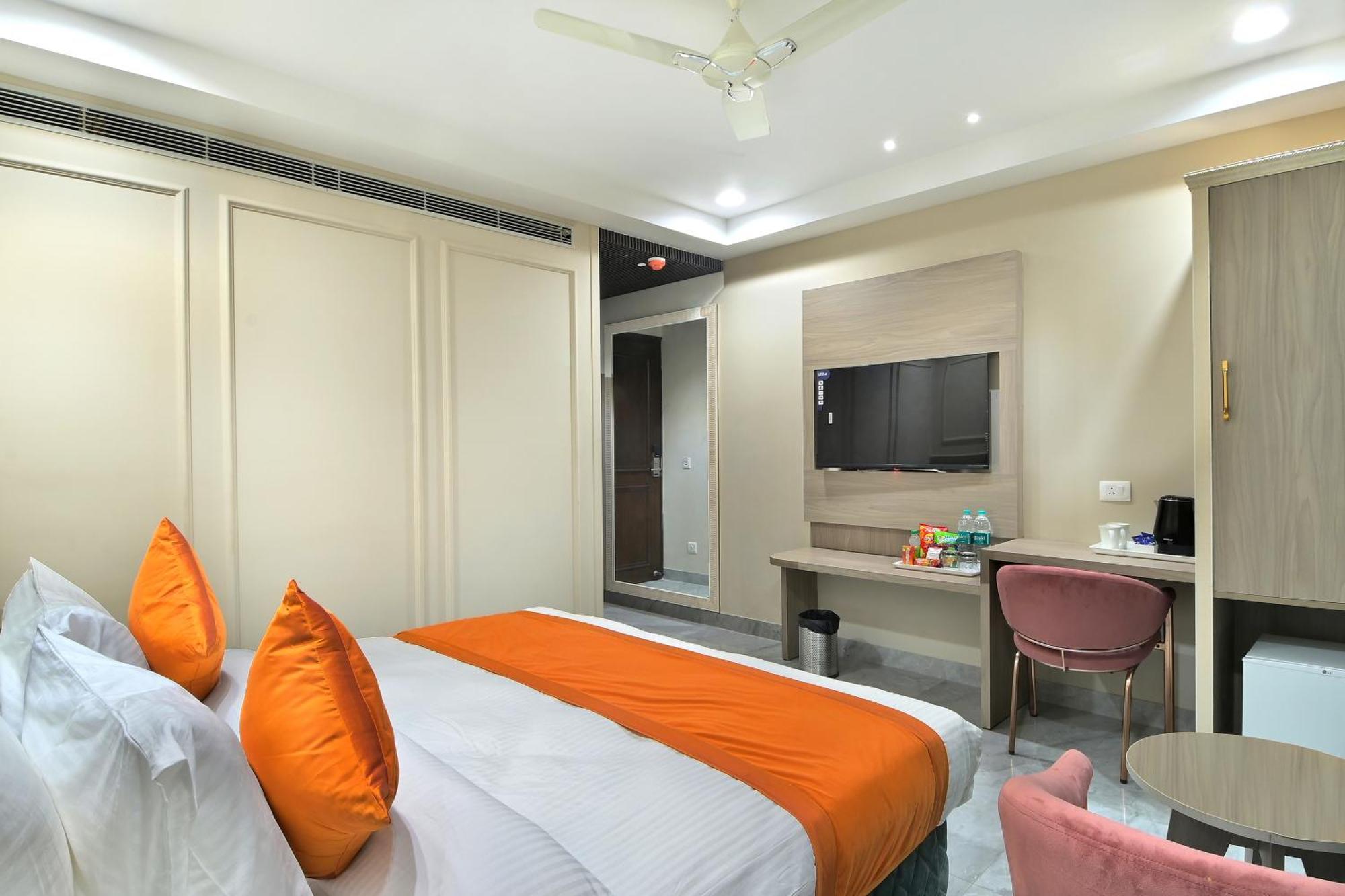 Hotel Sapphire House - 3 Mins Walk From Metro And 5 Mins From Rail Station New Delhi Eksteriør billede