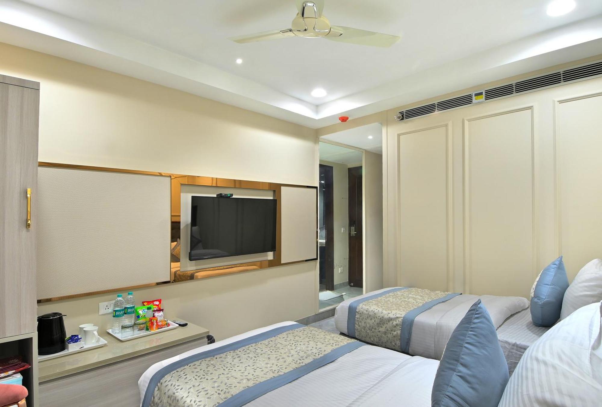 Hotel Sapphire House - 3 Mins Walk From Metro And 5 Mins From Rail Station New Delhi Eksteriør billede