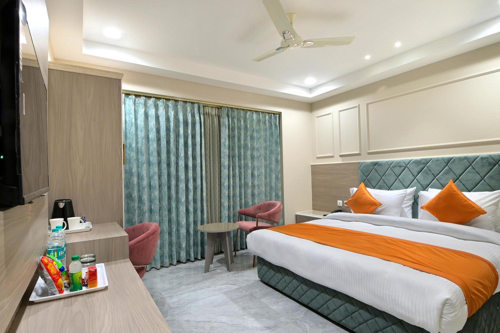 Hotel Sapphire House - 3 Mins Walk From Metro And 5 Mins From Rail Station New Delhi Eksteriør billede