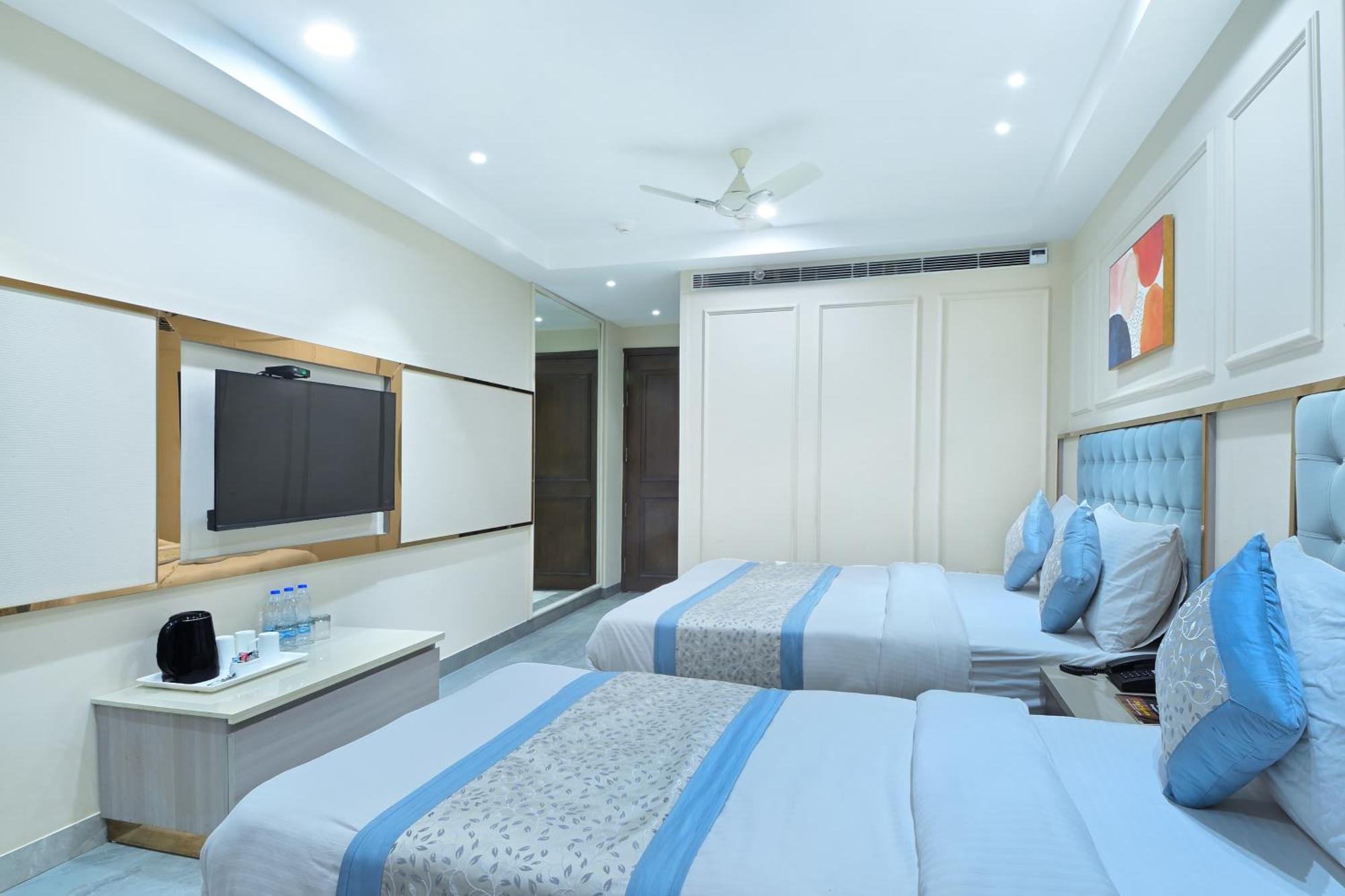 Hotel Sapphire House - 3 Mins Walk From Metro And 5 Mins From Rail Station New Delhi Eksteriør billede