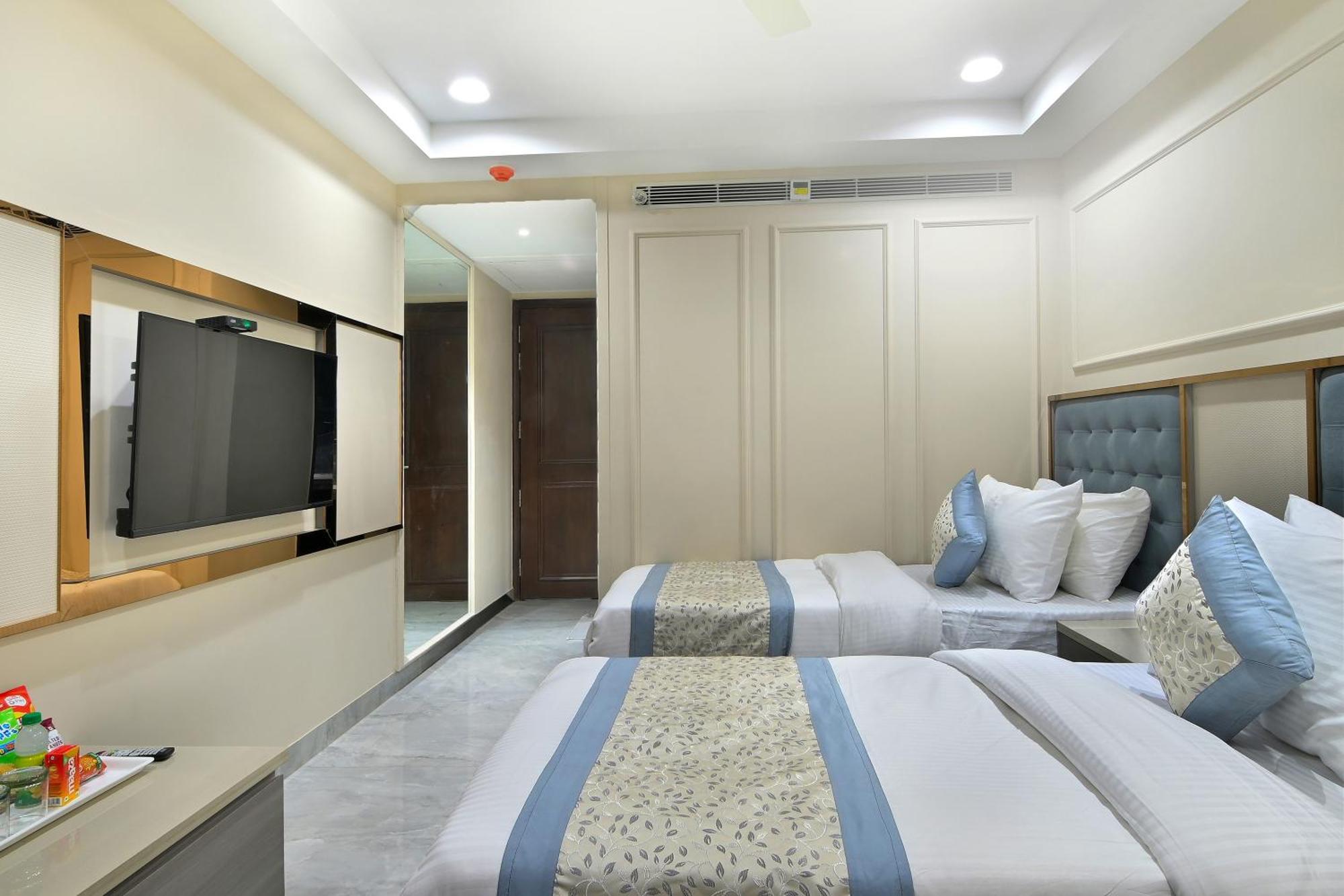 Hotel Sapphire House - 3 Mins Walk From Metro And 5 Mins From Rail Station New Delhi Eksteriør billede