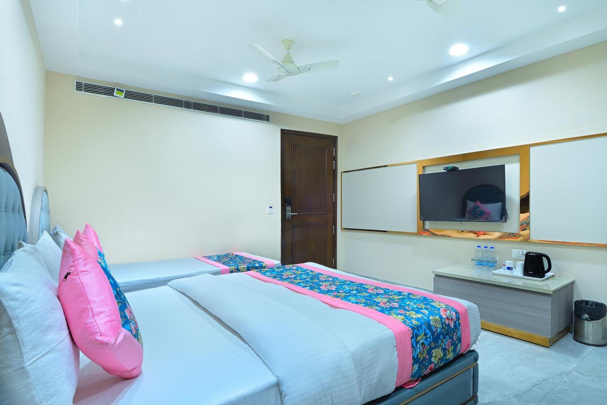 Hotel Sapphire House - 3 Mins Walk From Metro And 5 Mins From Rail Station New Delhi Eksteriør billede