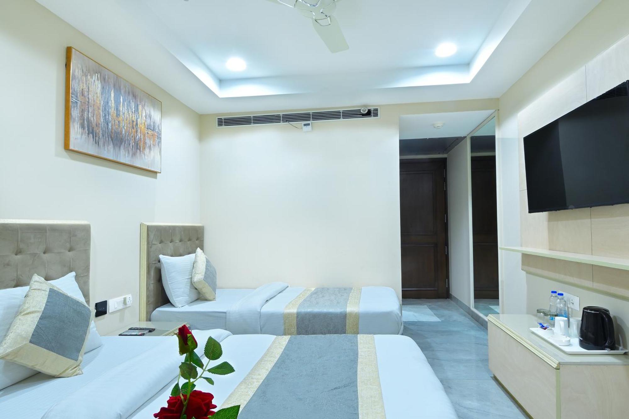 Hotel Sapphire House - 3 Mins Walk From Metro And 5 Mins From Rail Station New Delhi Eksteriør billede