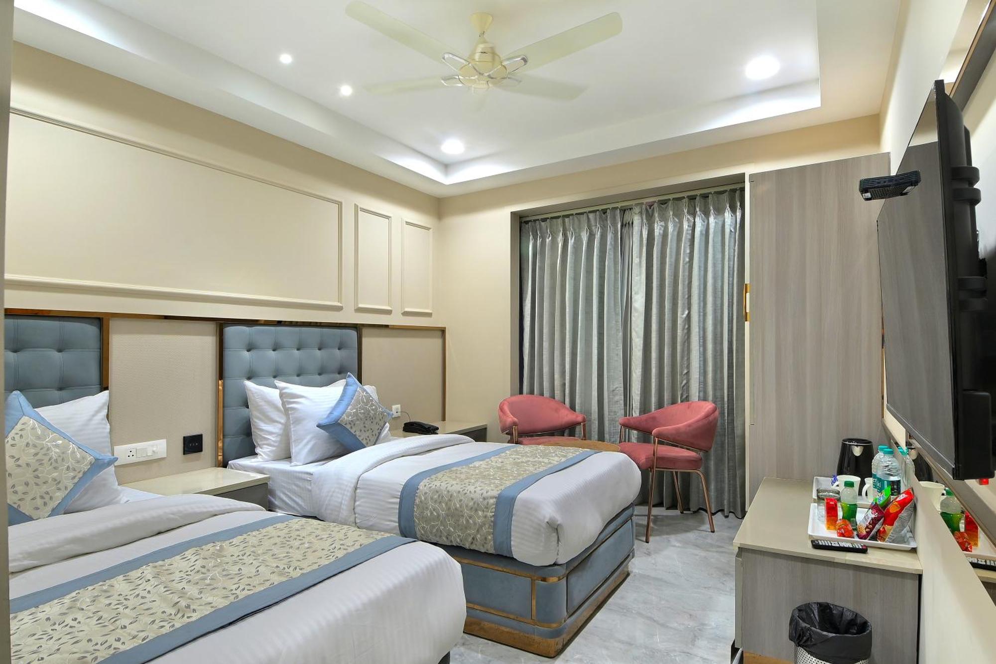 Hotel Sapphire House - 3 Mins Walk From Metro And 5 Mins From Rail Station New Delhi Eksteriør billede